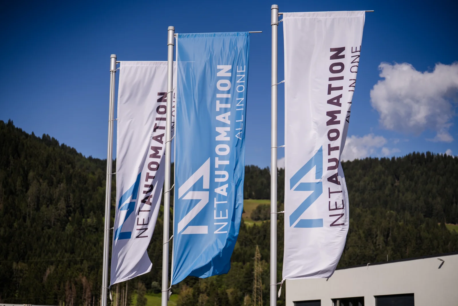Fahnen von NET Automation vor dem Firmengebäude